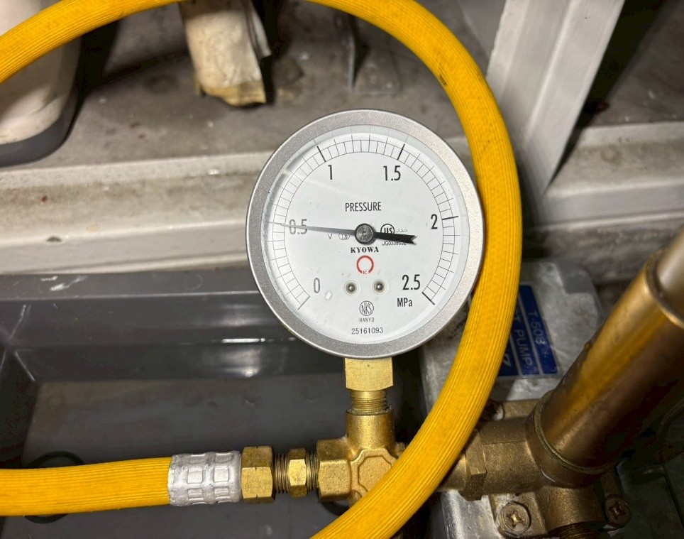 給水管水圧テスト中
