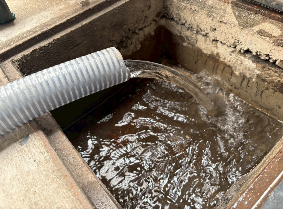 水圧洗浄で錆を洗い流す