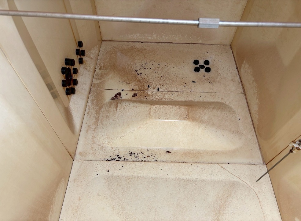 清掃前の高架水槽内部