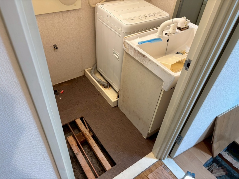 壁の開口中、奥から水が伝ってくる
