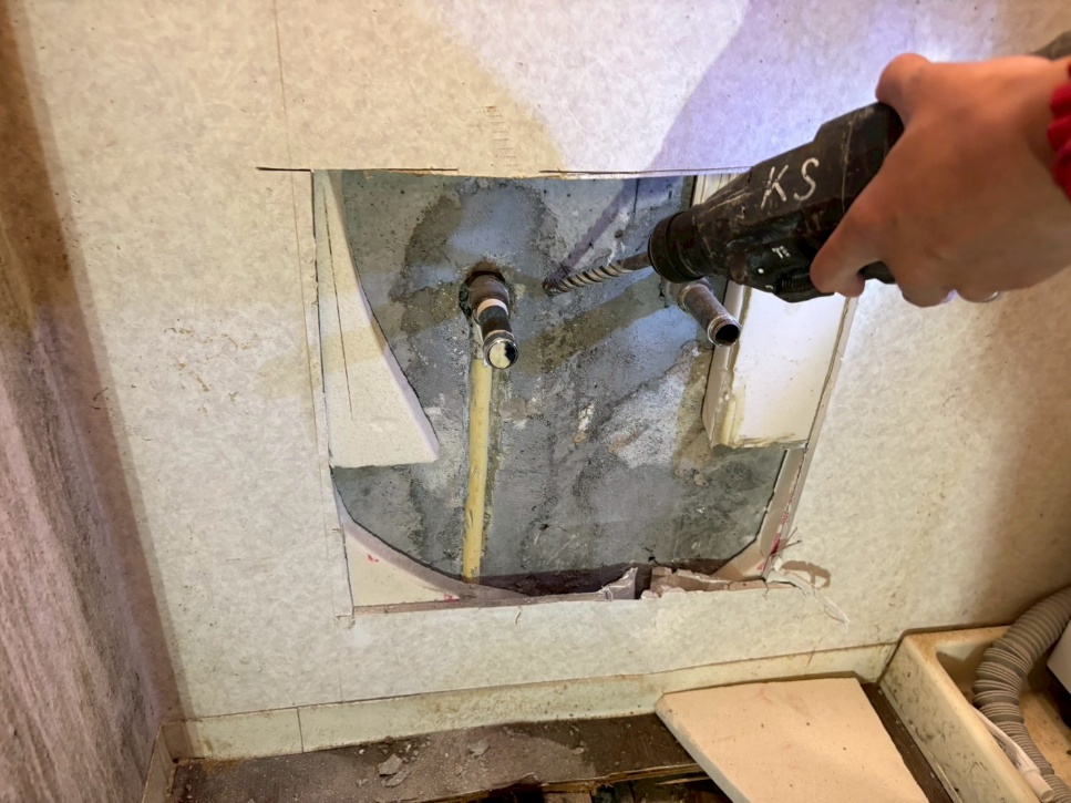 コンクリートを削る作業中