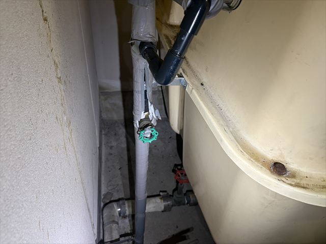 作業前の受水槽外部