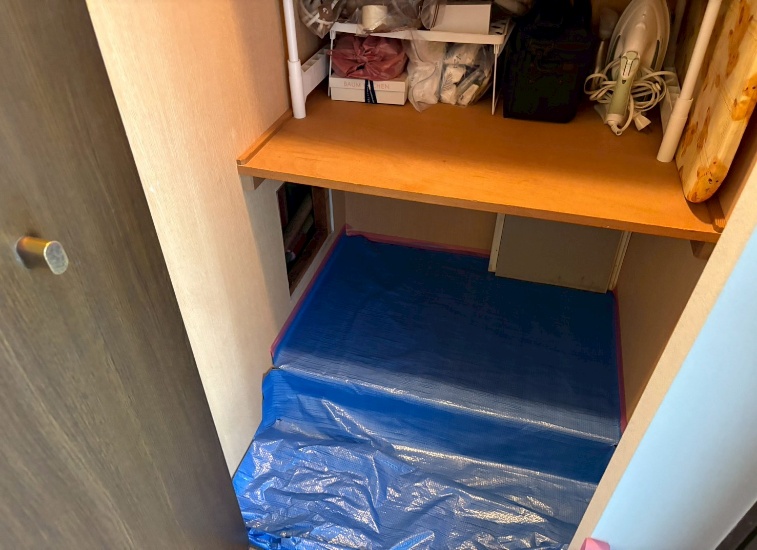 物入れ内の養生